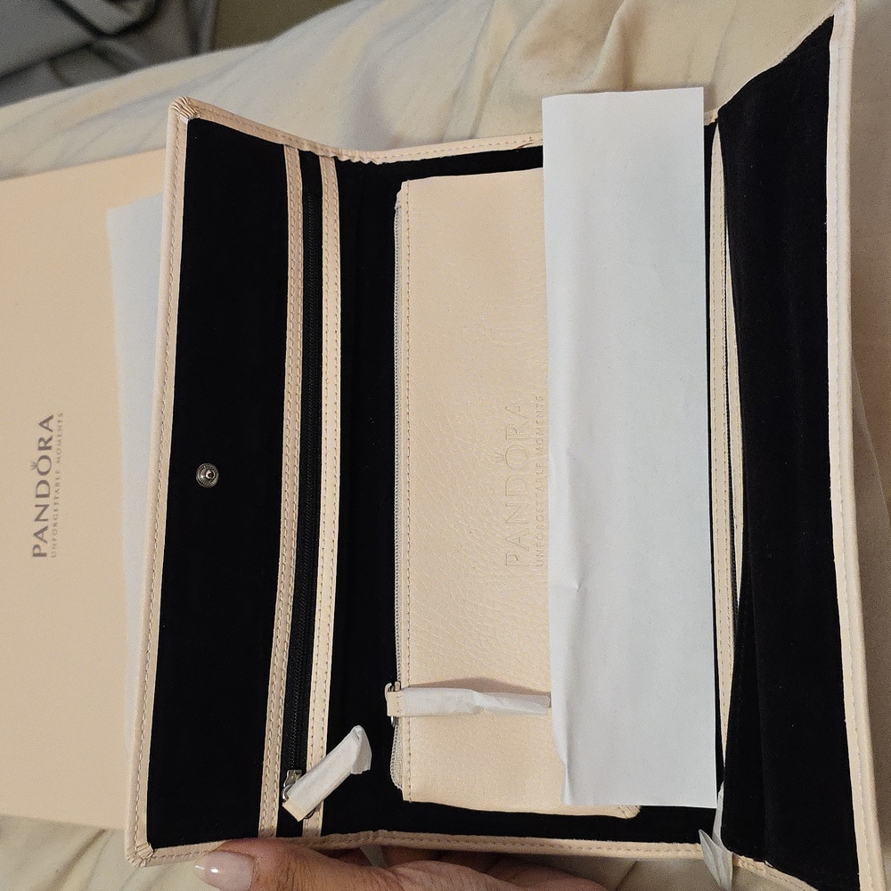 Pandora Elegant Cream Jewellery Holder